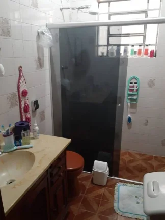Imagem Casa térrea com 6 metros de frente por 30 metros da frente aos fundos, em lage e telhado, com piso ...