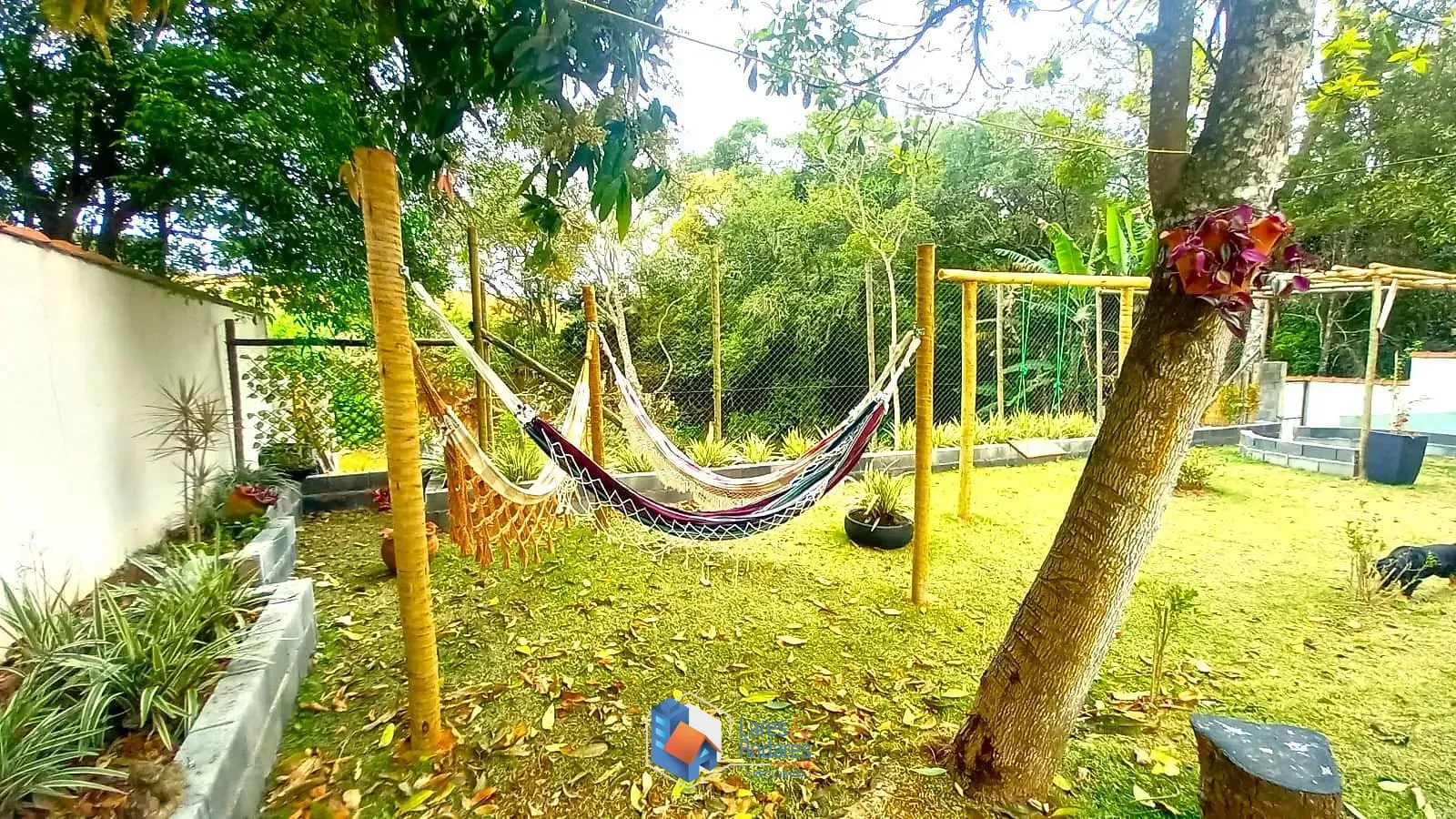 Imagem CASA DE CAMPO EM COND COM 720 m² 3 DORM 2 SALAS SENDO DUAS CASAS, PISCINA E CHURRASQUEIRA COM 5 VAGAS - COND. PORTAL DE IBIÚNA - SP