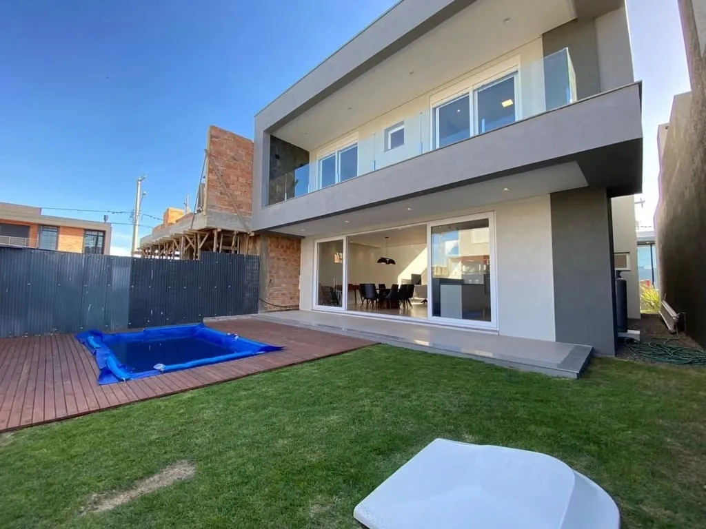 Imagem Sobrado novo mobiliado com piscina aquecida