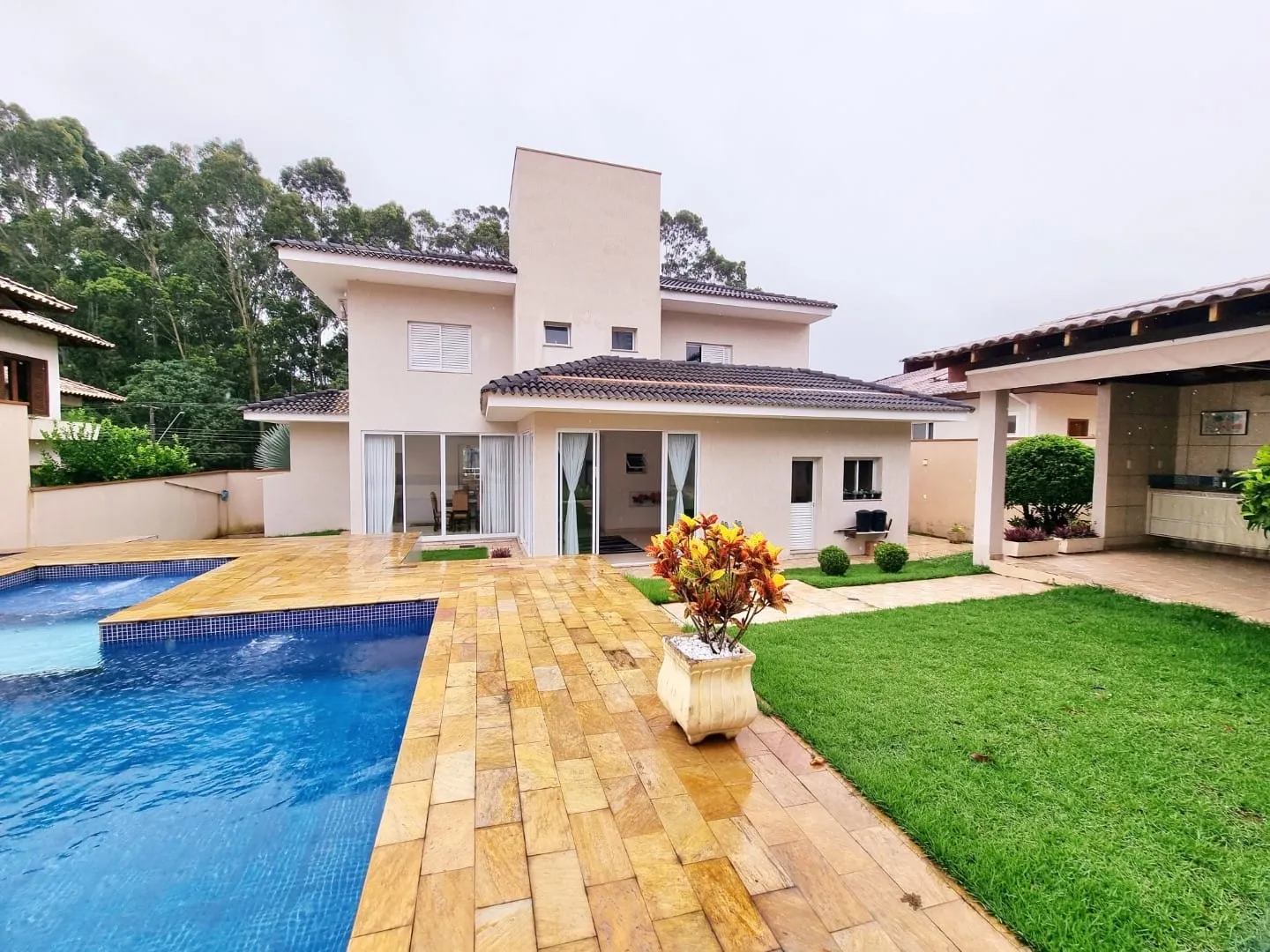 Imagem Casa à venda e locação 3 Suites, 2 Vagas, 700M², Socorro, Pindamonhangaba - SP | COLONIAL VILLAGE