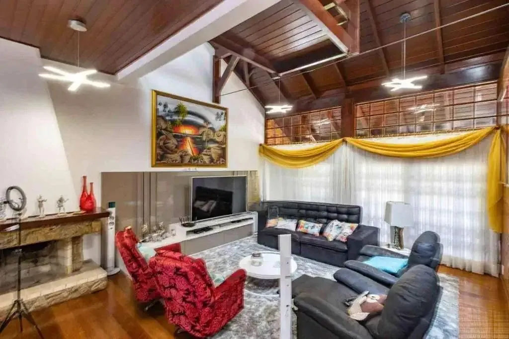 Imagem Casa com 4 dormitórios, suíte, piscina e 4 vagas.