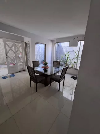 Imagem Vendo esta espetacular casa em Nova Friburgo. Próximo ao centro.