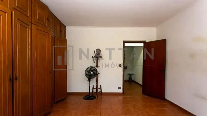 Imagem Casa à venda com 3 dormitórios, 4 banheiros, salão de festas e terreno de 208 m²