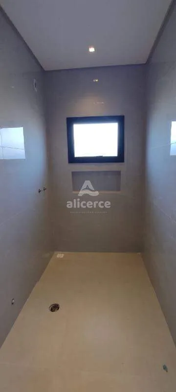 Imagem Casa Alto Padrão com 147m² - 3 Dormitórios I 1 Suíte I 2 Vagas de Garagem - Loteamento Vivendas dos Açores - Sertão do Maruim. São José/SC