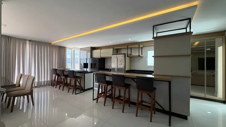 Imagem Casa mobiliada no Condomínio Caledônia com 4 dormitórios sendo 3 suítes e 4 vagas em Camboriú