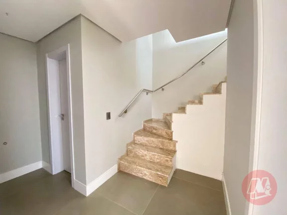 Imagem No bairro Tristeza, casa em condomínio com 2 andares, 3 dormitórios, suíte e 2 vagas.