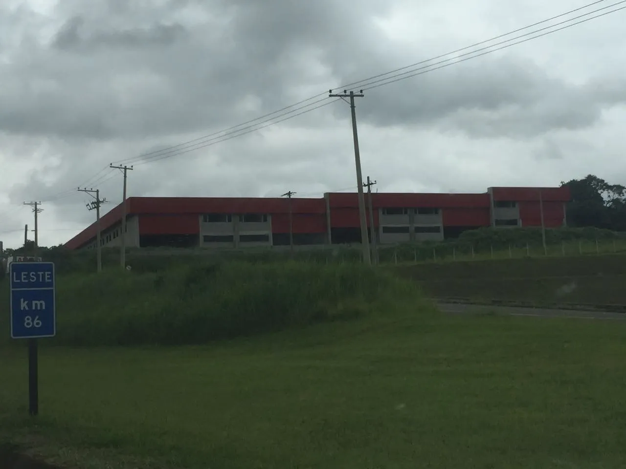 Imagem Galpão com área construída de 5.000 m² e terreno de 14.300 m² , todo murado.