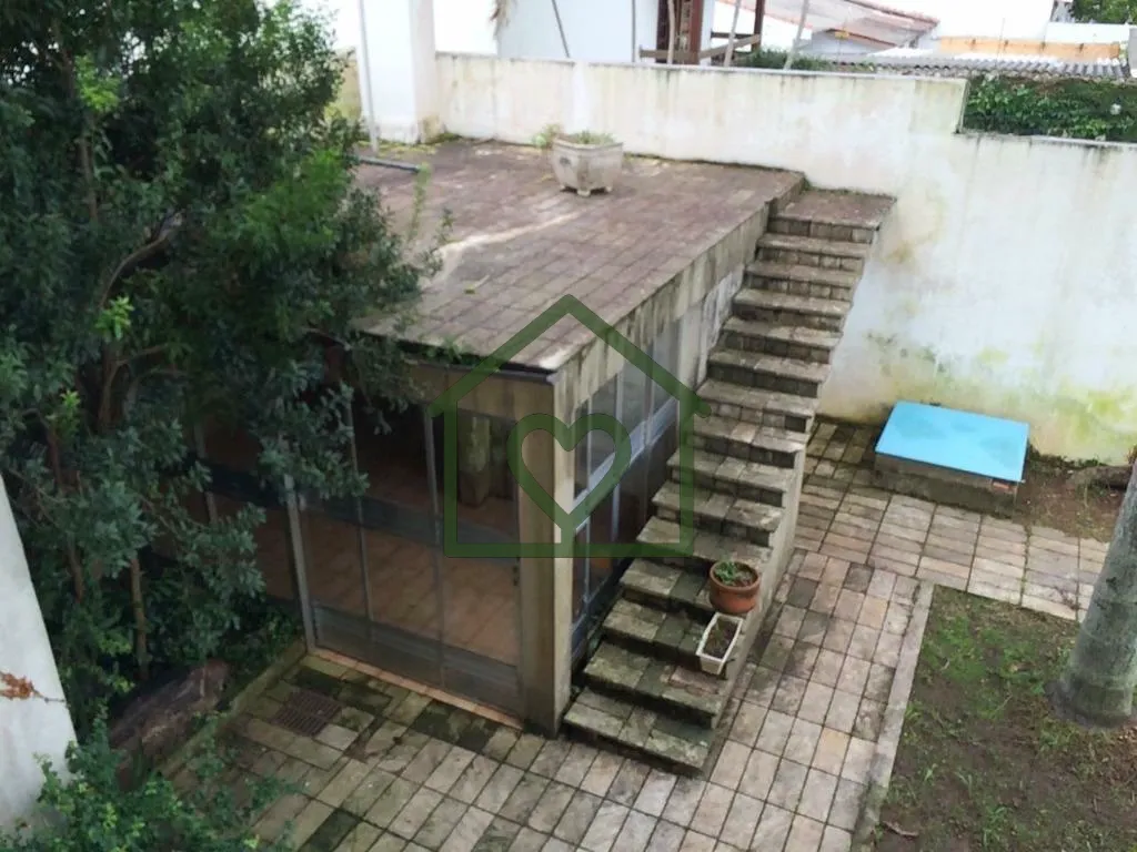 Imagem Casa triplex, residencial e comercial, com 4 dormitórios (todos suíte), 06 salas e 3 vagas de gara...