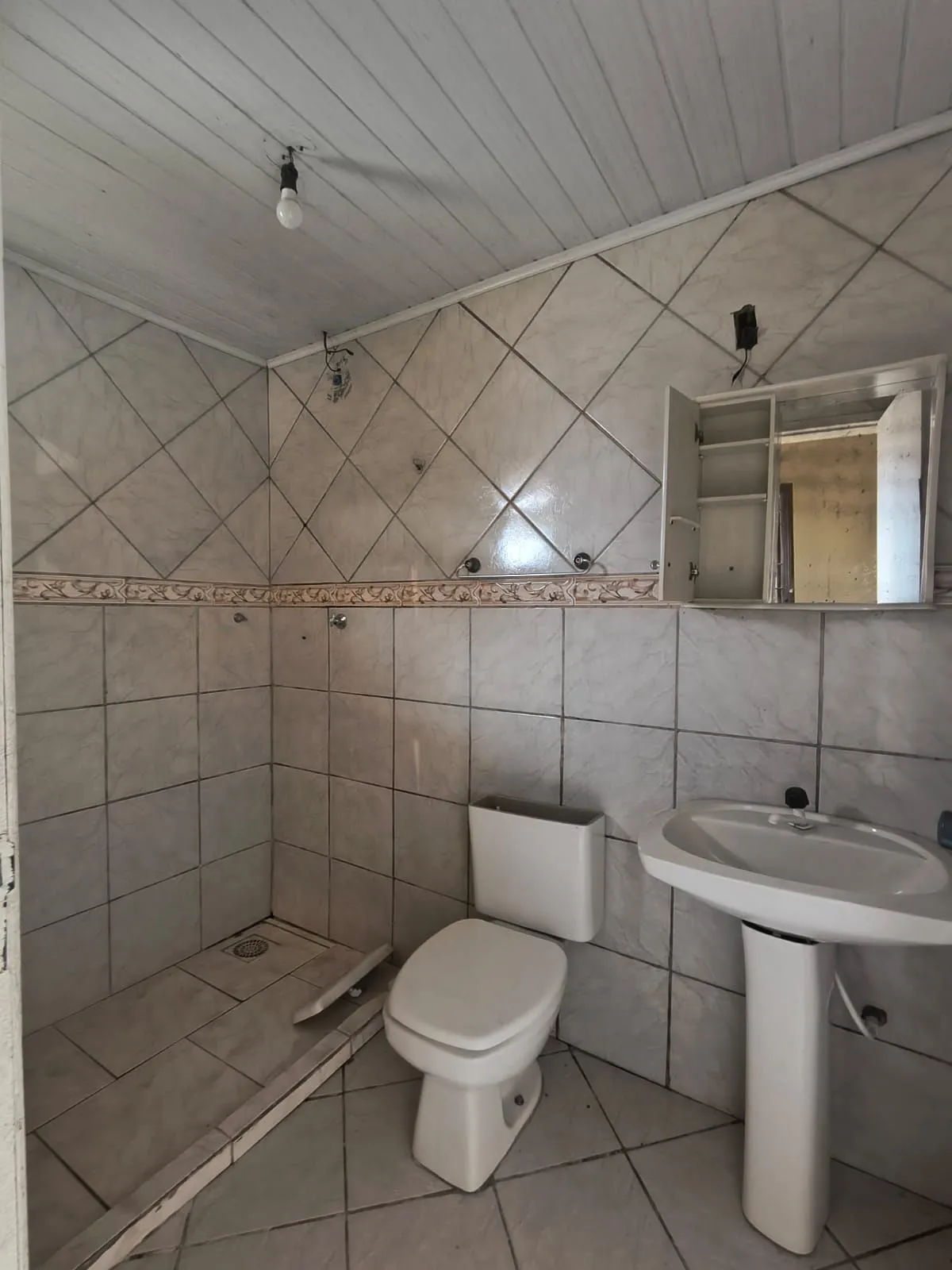 Imagem Casa de esquina com 3 dormitórios no bairro Campo Novo