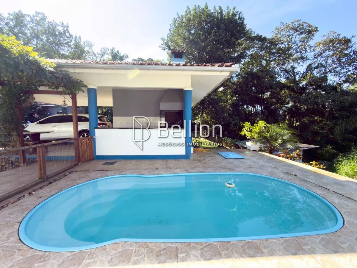 Imagem Casa semi mobiliada, com amplo terreno e piscina no Centro de Rio dos Cedros