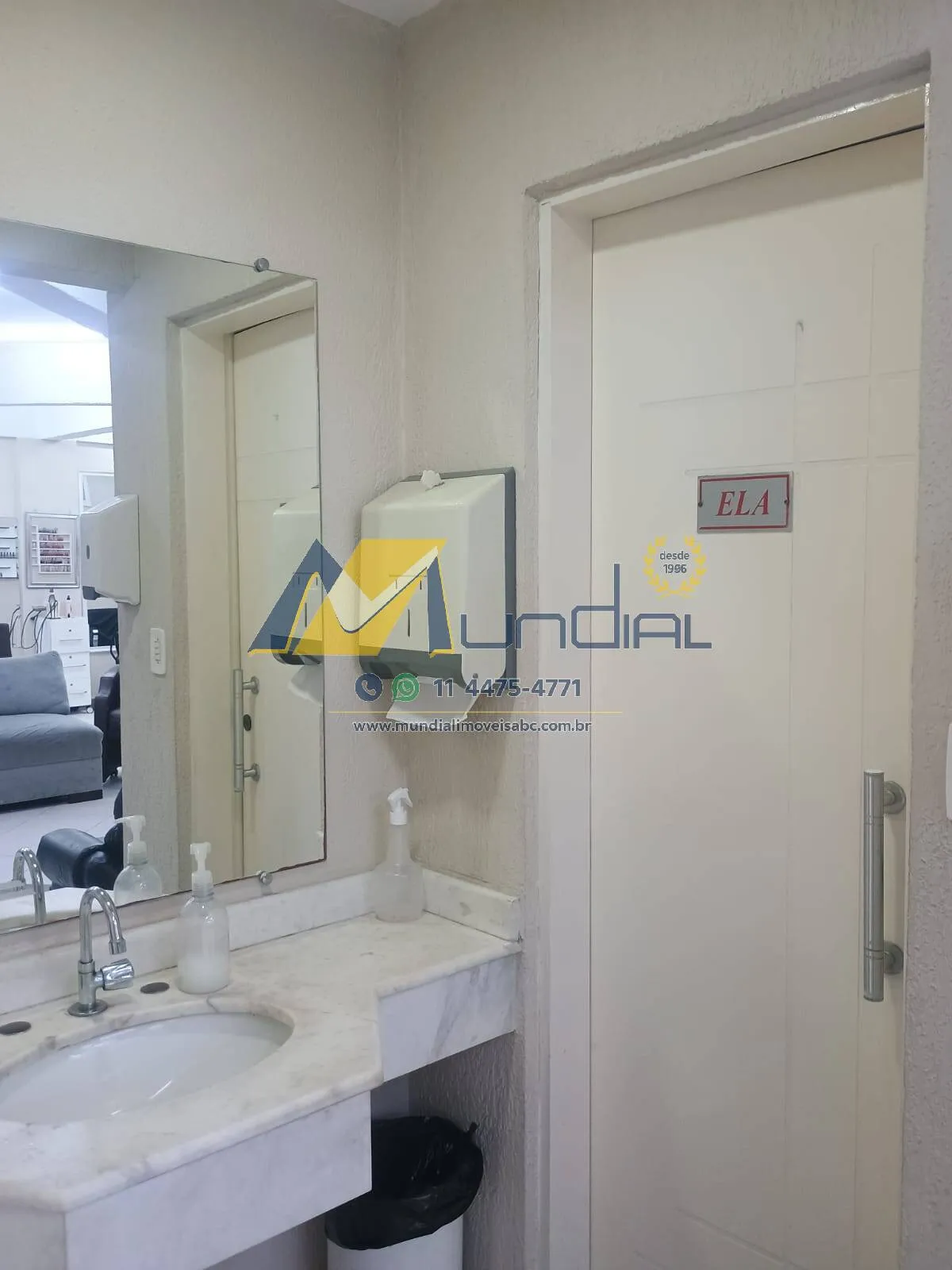 Imagem Salão Comercial 242 m² com 8 Vagas no Bangu, Santo André.