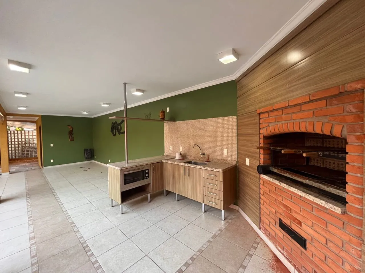 Imagem Casa para locação no Jardim Isaura, Sorocaba-SP: 5 quartos, 5 suítes, 2 salas, 7 banheiros, 4 vagas de garagem.