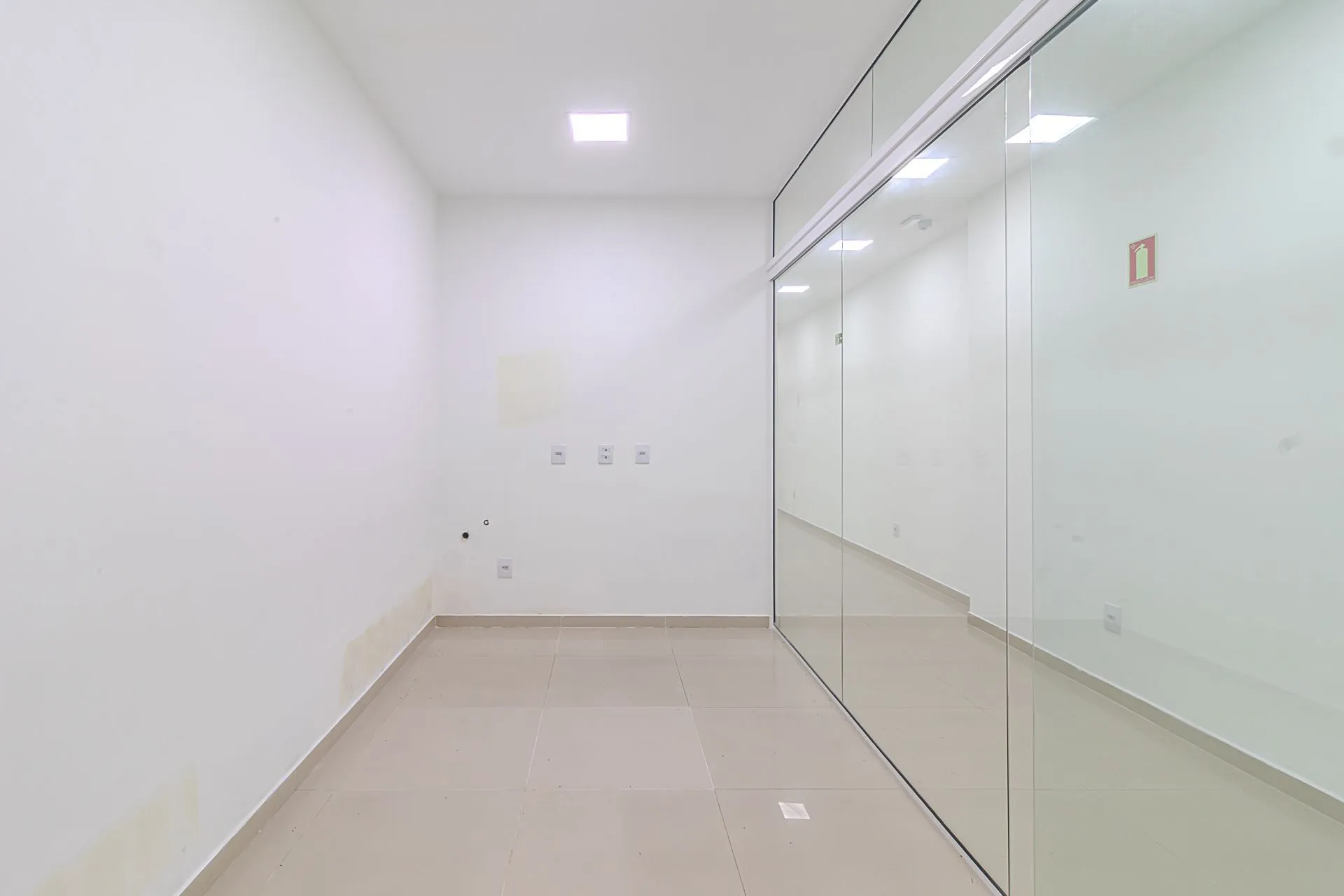 Imagem : MÁFFER IMÓVEIS ALUGA LOJA COMERCIAL COM 351M² DE ÁREA PRIVATIVA toda REFORMADA com excelente fachada e espaço para estacionamento em frente ao imóvel, ideal para empresas que buscam visibilidade e facilidade de acesso.