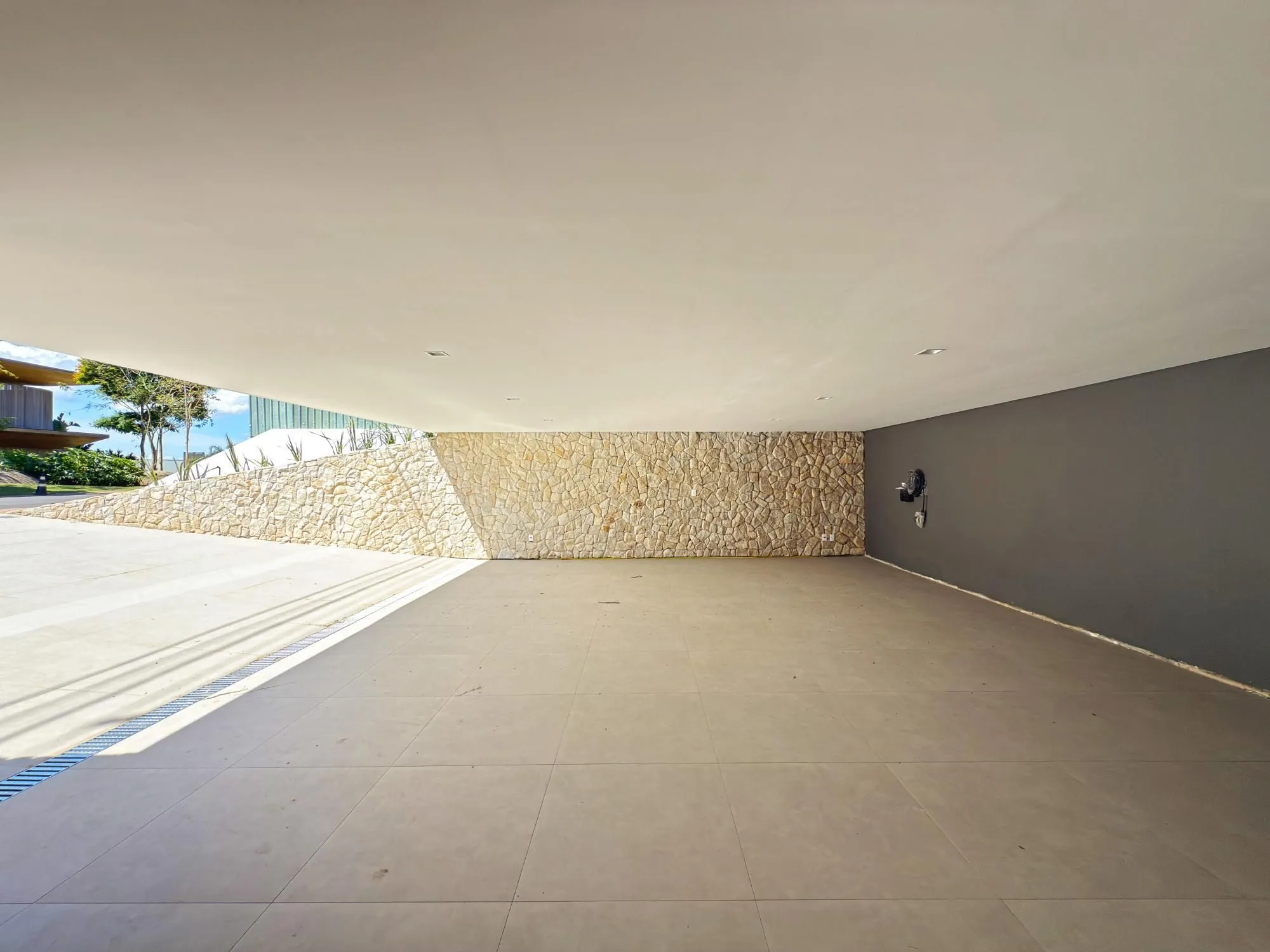 Imagem A casa conta com 434m2 de área construída, mas com um aproveitamento total dos 1.012m2 do lote
