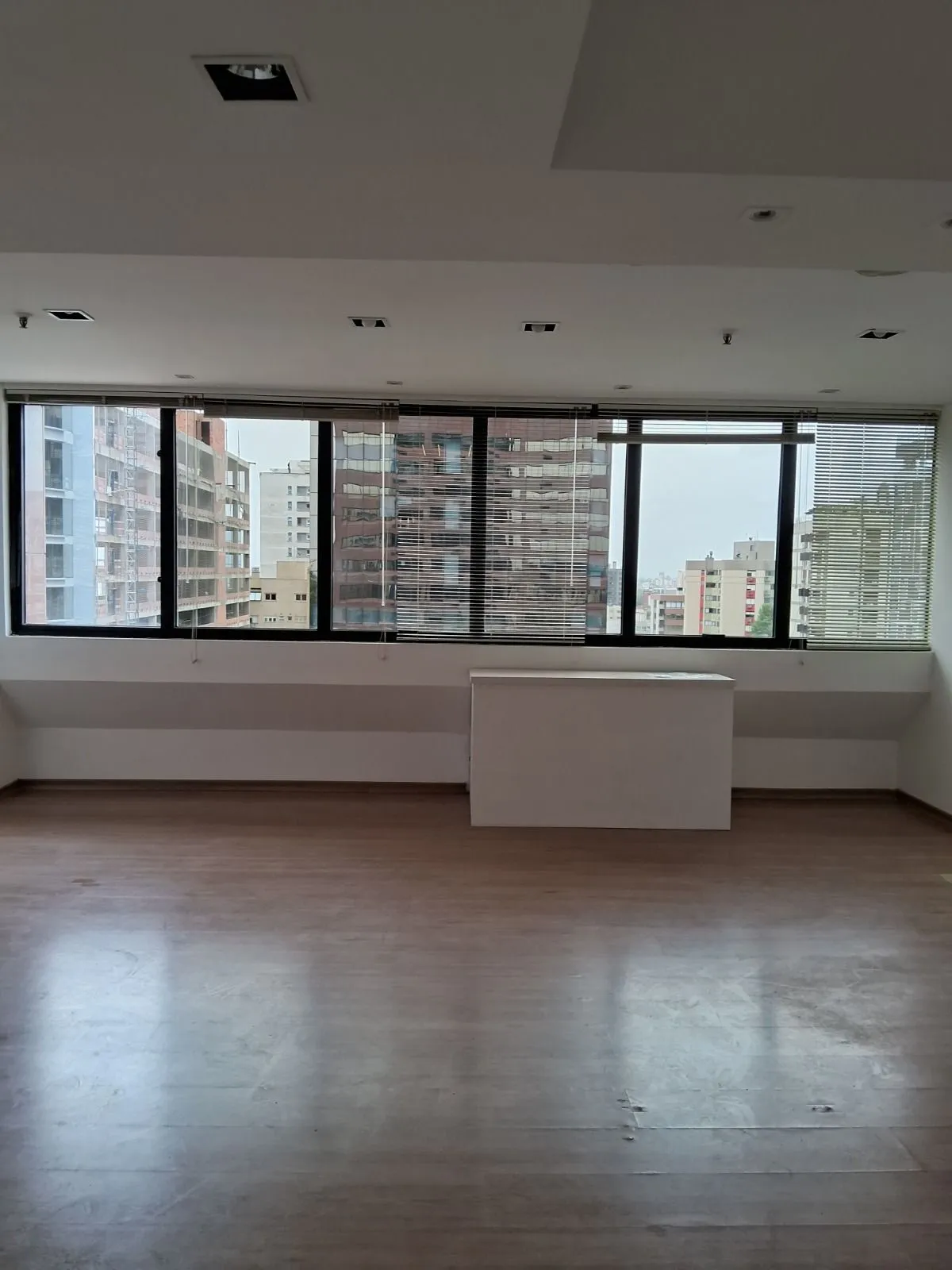 Imagem MÁFFER IMÓVEIS ALUGA Ampla Sala Comercial com Garagem localizada em região nobre e estratégica do bairro Auxiliadora, próxima à Av. Plínio Brasil Milano e Rua 24 de Outubro.