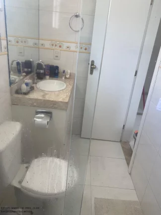 Imagem Casa de Luxo em Condomínio: 4 Quartos, 2 Suítes, 2 Salas, 2 Banheiros, 2 Vagas de Garagem em Buraquinho - Lauro de Freitas-BA.