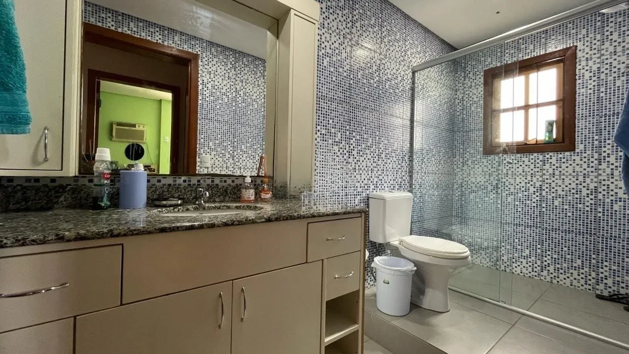 Imagem Casa de 4 dormitórios no bairro Santo Antônio, Porto Alegre