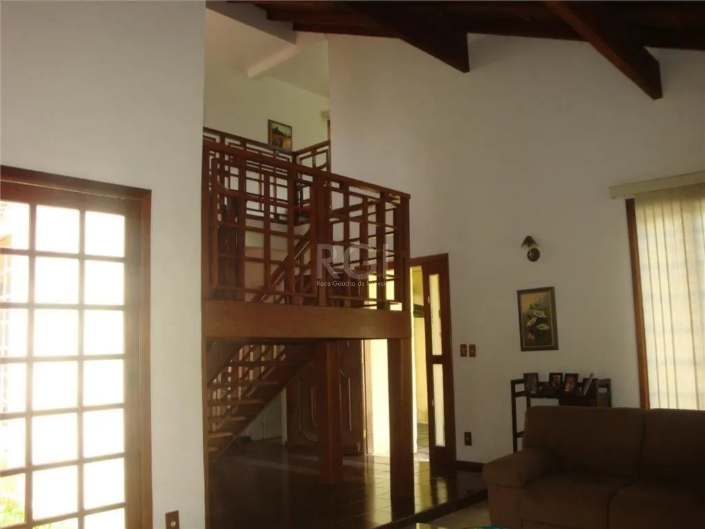 Imagem Casa para Venda - 240m², 4 dormitórios, sendo 1 suites, 4 vagas - Nonoai