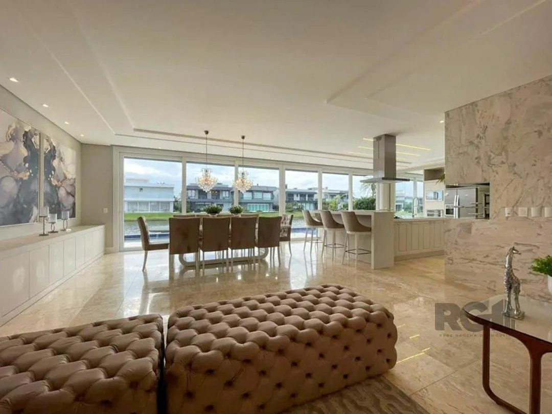 Imagem Excepcional sobrado 5 dormitórios com 5 suítes, totalmente mobiliado e ricamente decorado a beira lago em Xangrilá, no Condomínio Enseada.