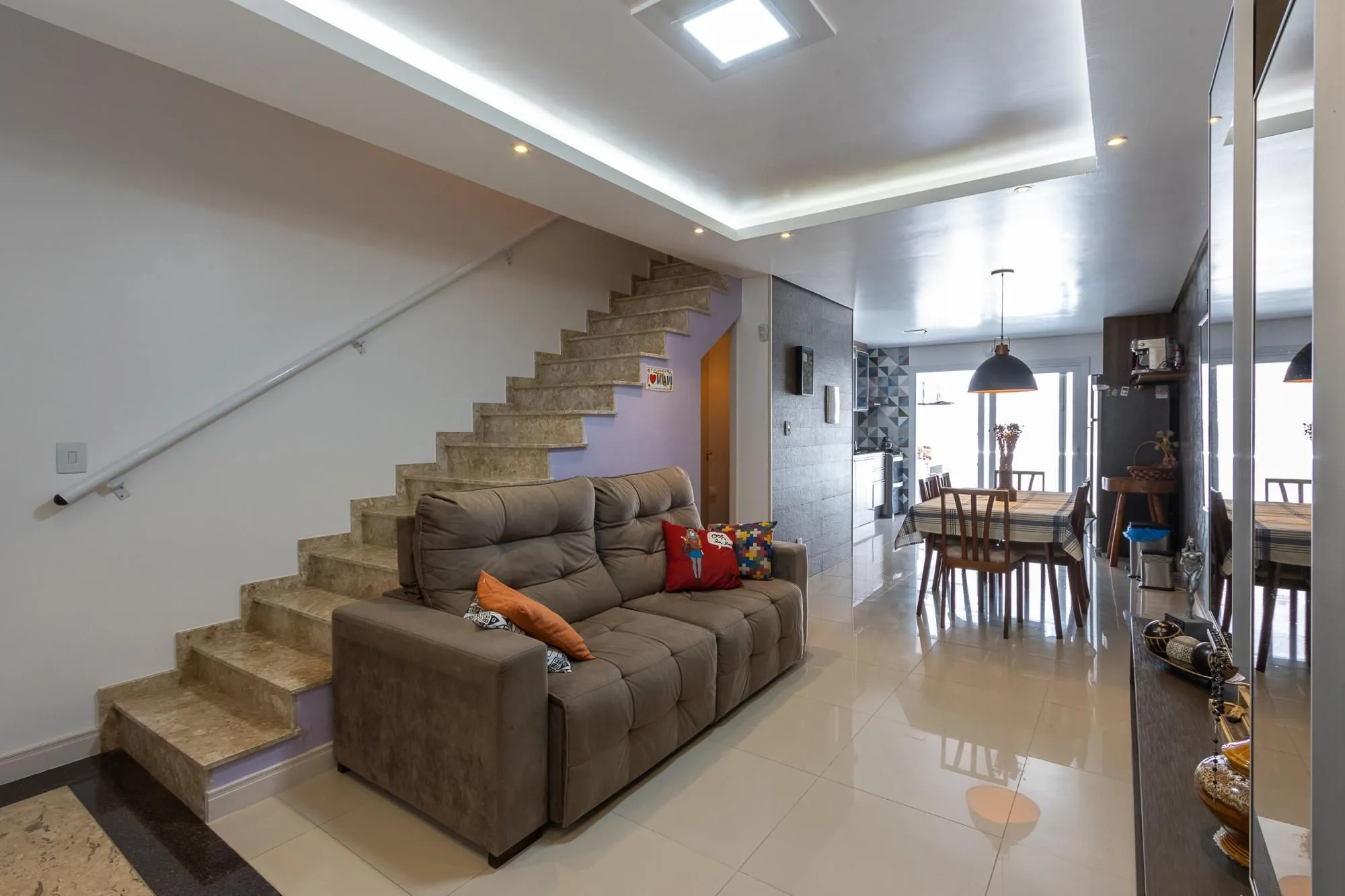 Imagem Sobrado com 2 suites e 2 vagas de garagem - Bairro Guarujá