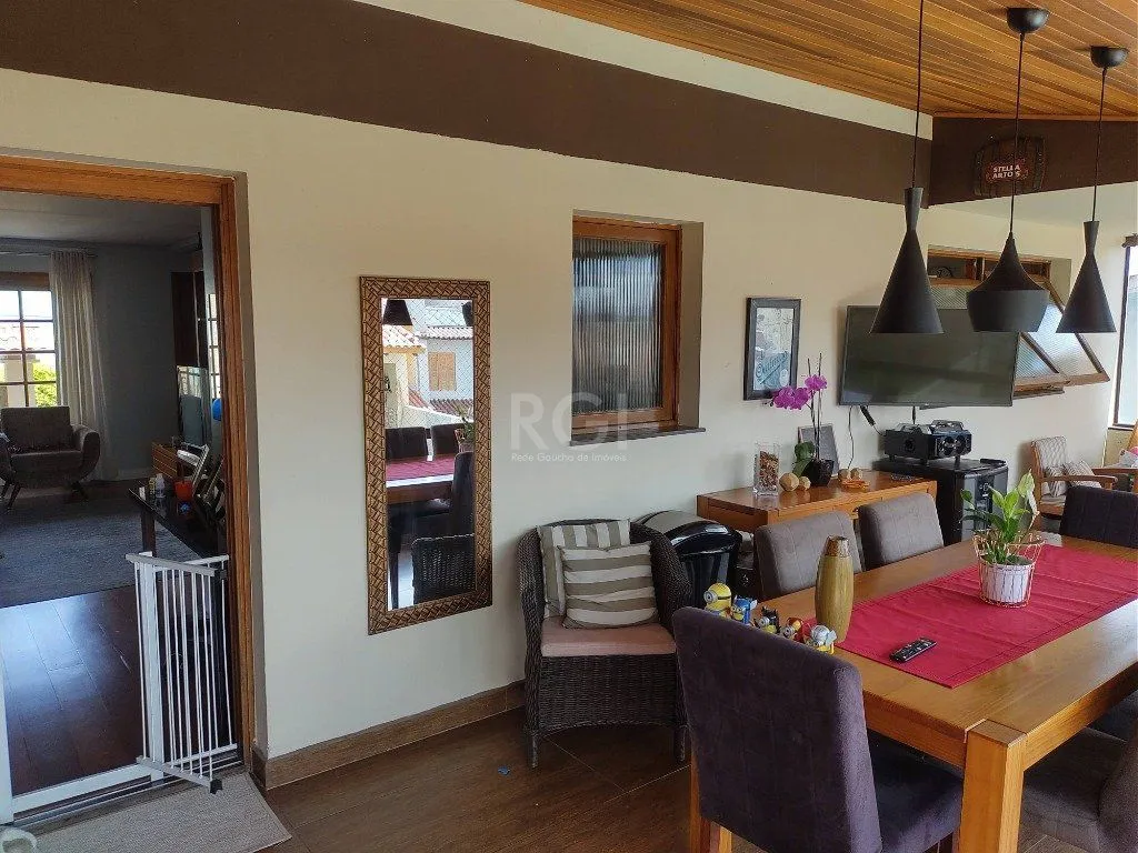 Imagem Excelente casa com 03 suíte, espaço gourmet com churrasqueira, living com lareira, pátio com piscina e garagem para 02 carros no bairro Espírito Santo