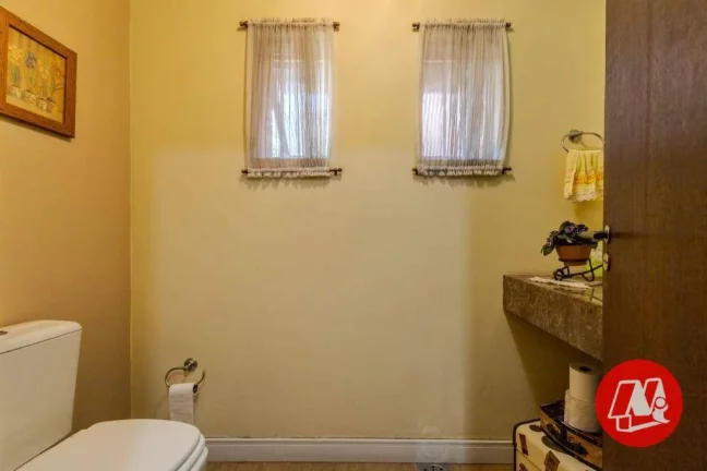 Imagem No bairro Rio Branco, casa de 337 m², semimobiliáda, 4 dormitórios, 3 vagas, jardim com piscina.