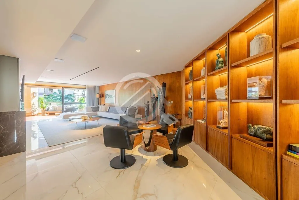 Imagem Apartamento com 405 m² de área privativa, 4 suítes transformadas em 3, TOTALMENTE REFORMADO, com ...