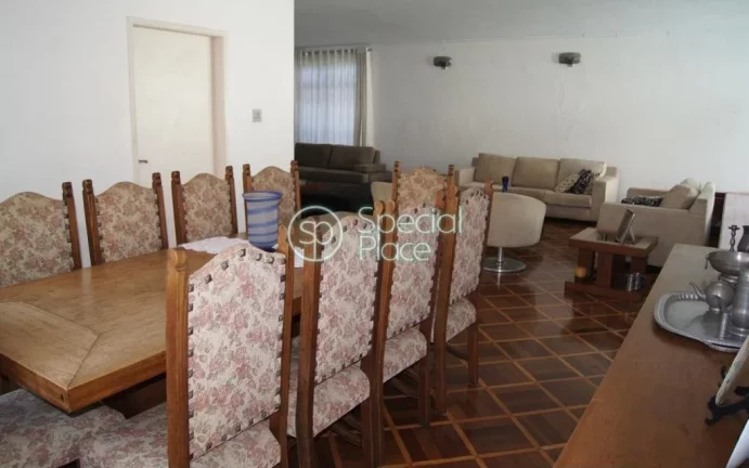 Imagem Excelente casa com 377m², face norte na melhor localização de Alto de Pinheiros. Amplo living com...