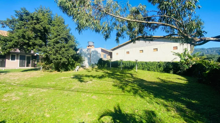 Imagem Pousada Comercial à Venda em Garopaba-SC: 3 Quartos, 4 Banheiros, 5 Vagas, 230m² - Não Perca!