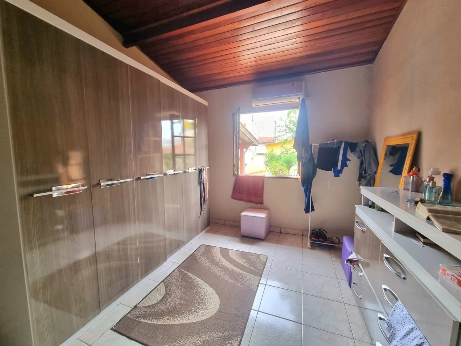 Imagem Linda Casa Térrea com Salão Comercial em Excelente Localização: 3 Dormitórios, Quintal Amplo e Tranquilidade Garantida a 5 Minutos do Centro da Cidade