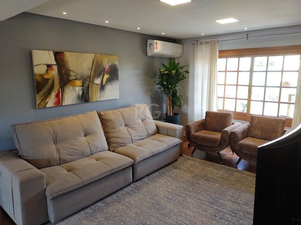 Imagem Excelente casa com 03 suíte, espaço gourmet com churrasqueira, living com lareira, pátio com piscina e garagem para 02 carros no bairro Espírito Santo
