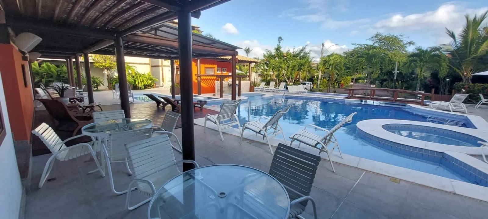 Imagem Apartamento garden com 2 dormitórios, poucos metros da vila de Praia do Forte