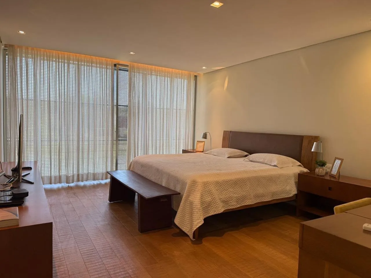 Imagem Casa de luxo para alugar na Fazenda Boa Vista, Villa Fasano dos Lagos, 462 m², 4 suítes, vista para o lago e lazer completo