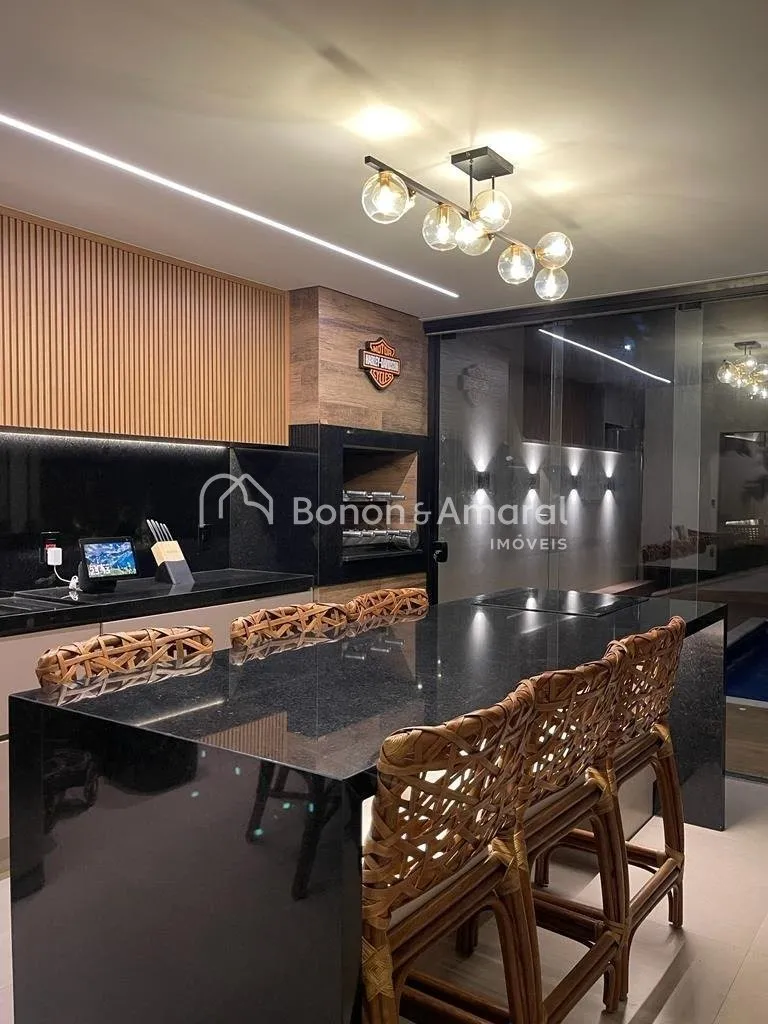 Imagem Casa Mobiliada à Venda em Valinhos - 3 Suítes, Piscina Aquecida e Espaço Gourmet em Condomínio Fechado