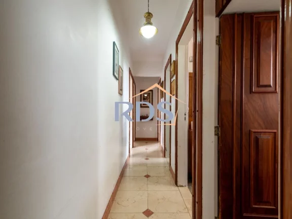 Imagem Oportunidade ! Apartamento 190 m² ! 03 dormitórios 01 suíte 01 dormitório com varanda. Próximo metrô Oscar Freire