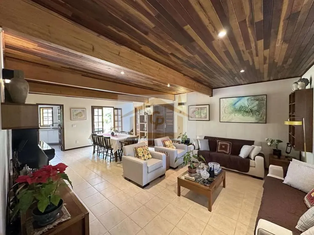 Imagem Rústica, avarandada, Mista alvenaria e madeira de lei, 3 dorms/1ste, gourmet, lareira!
