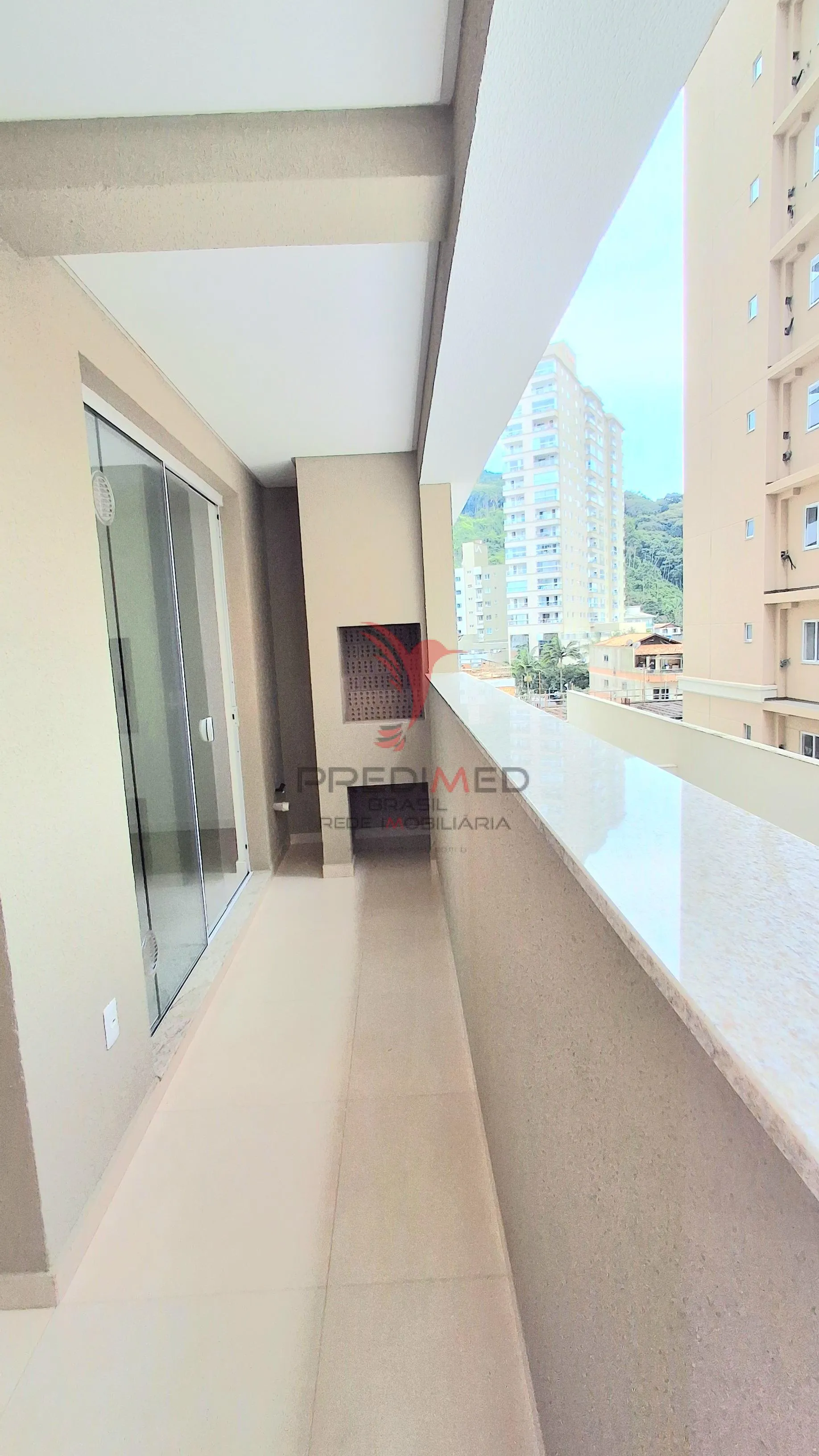 Imagem Apartamento de 2 Quartos em Itapema, Sacada com churrasqueira, a poucos metros do mar