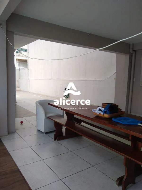 Imagem Casa ampla a 1 quadra da Beira-Mar Continental | 3 Dormitórios I 4 Vagas de Garagens I Piscina no bairro Estreito - Florianópolis/SC