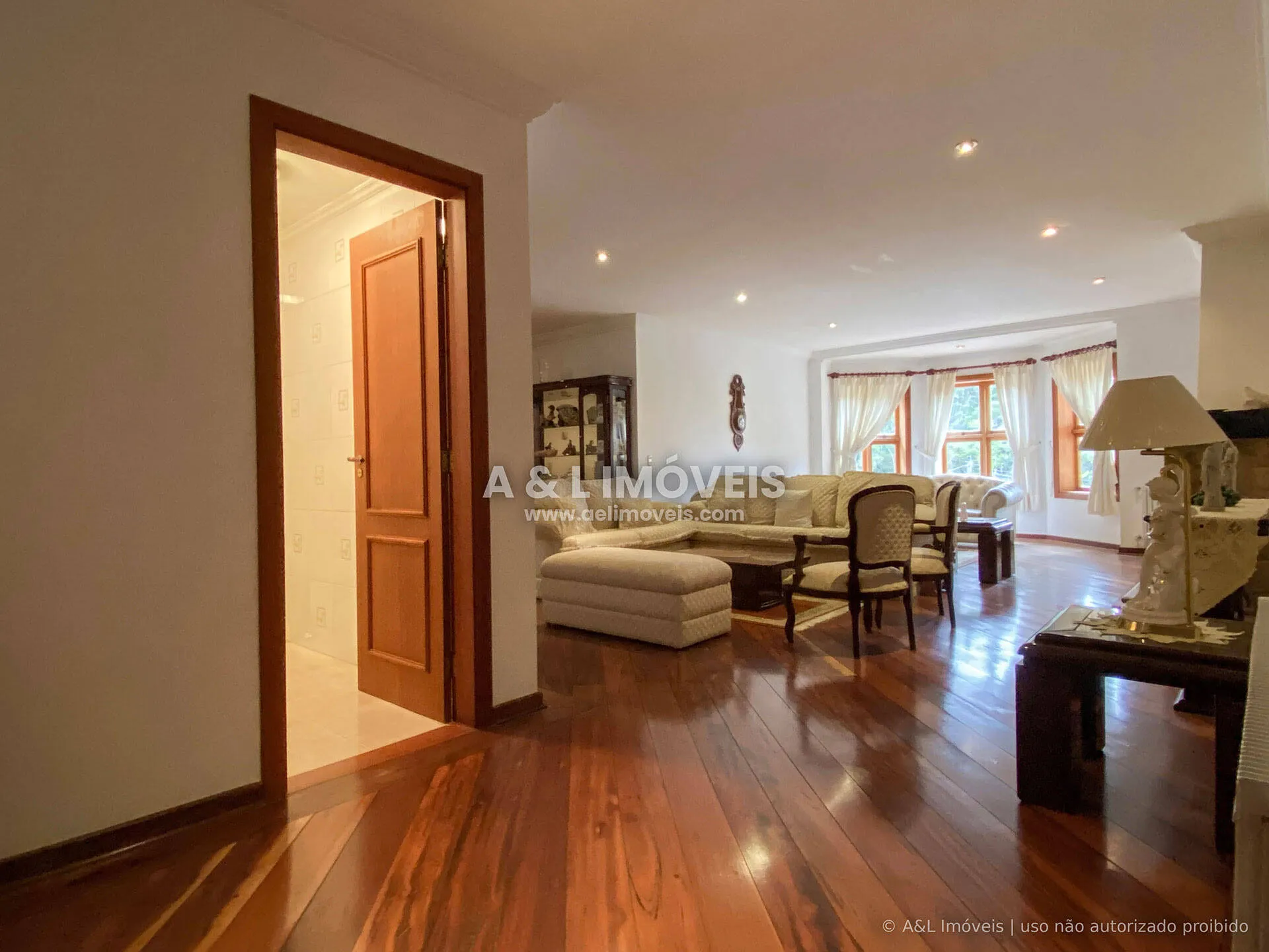 Imagem Apartamento próximo ao Capivari com 3 suítes e calefação
