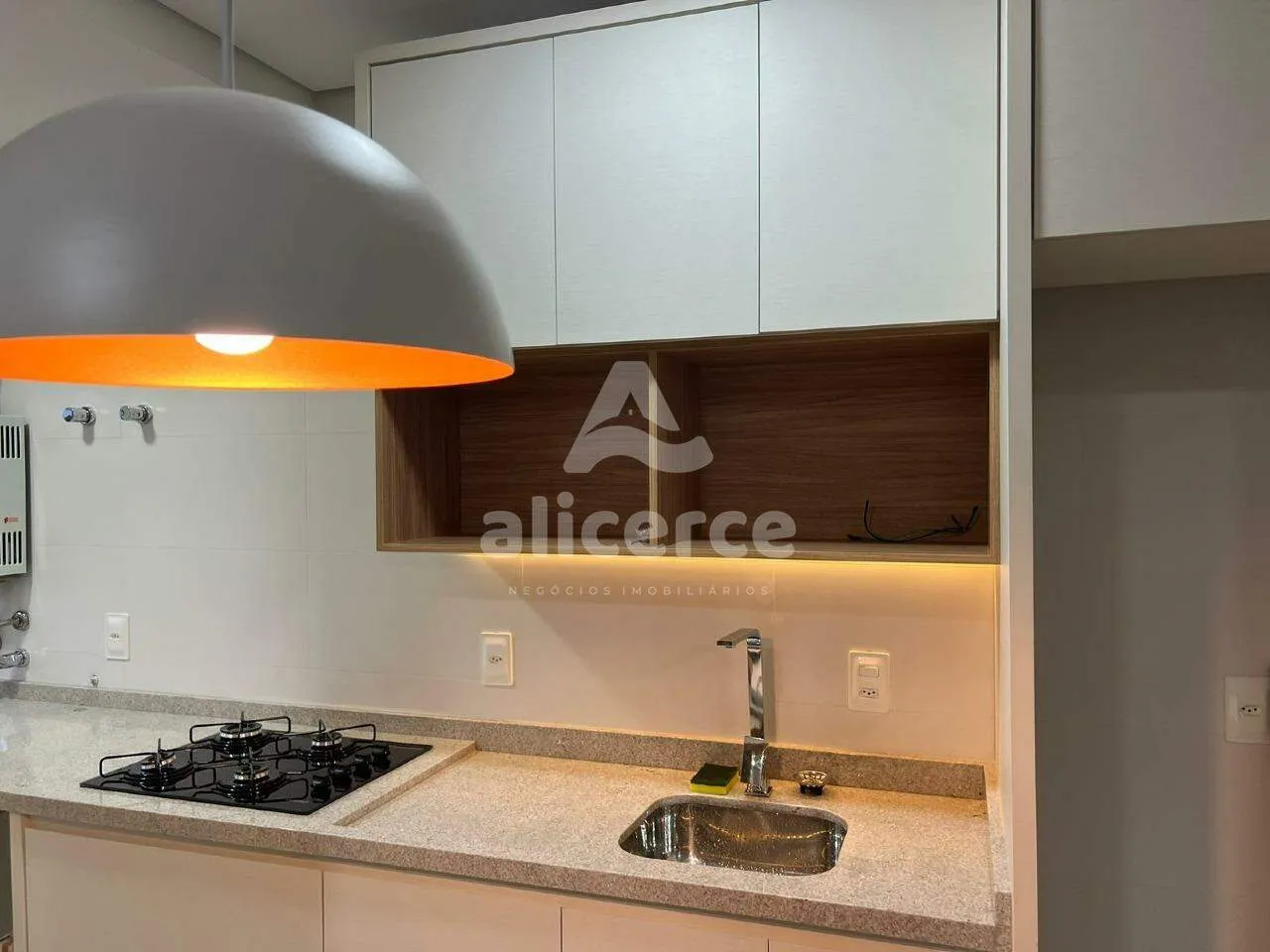 Imagem Studio Mobiliado com Churrasqueira e Garagem em Condomínio Completo no Campeche