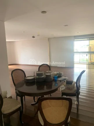 Imagem Apartamento espaçoso com 198m² em andar alto, muito bem iluminado pelo sol da manhã. Possui livin...