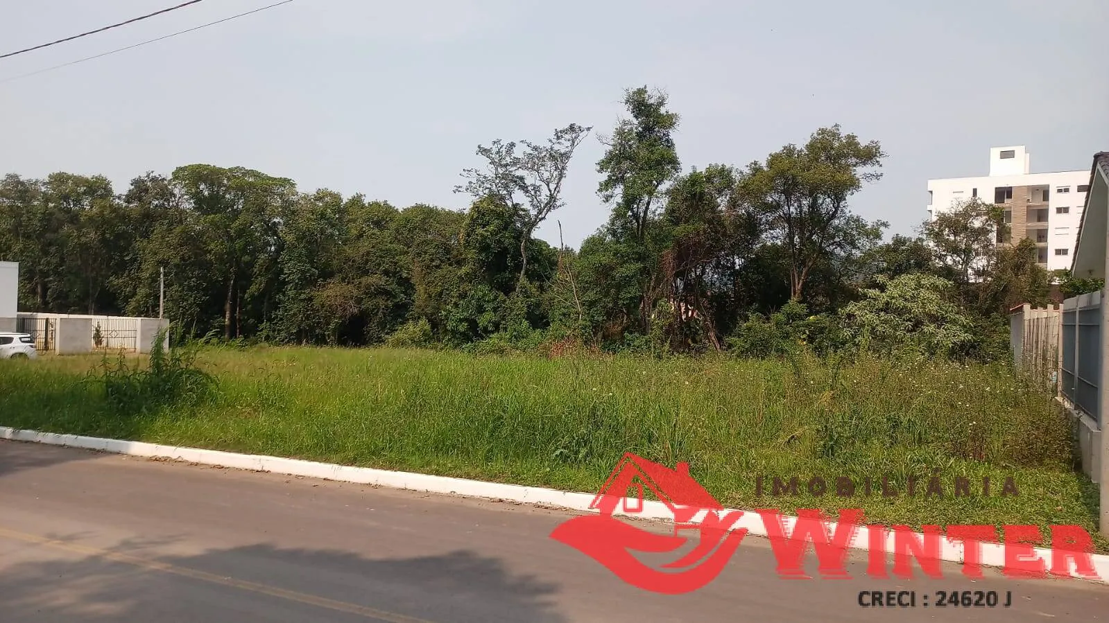 Foto do imóvel Terreno de esquina plano.
