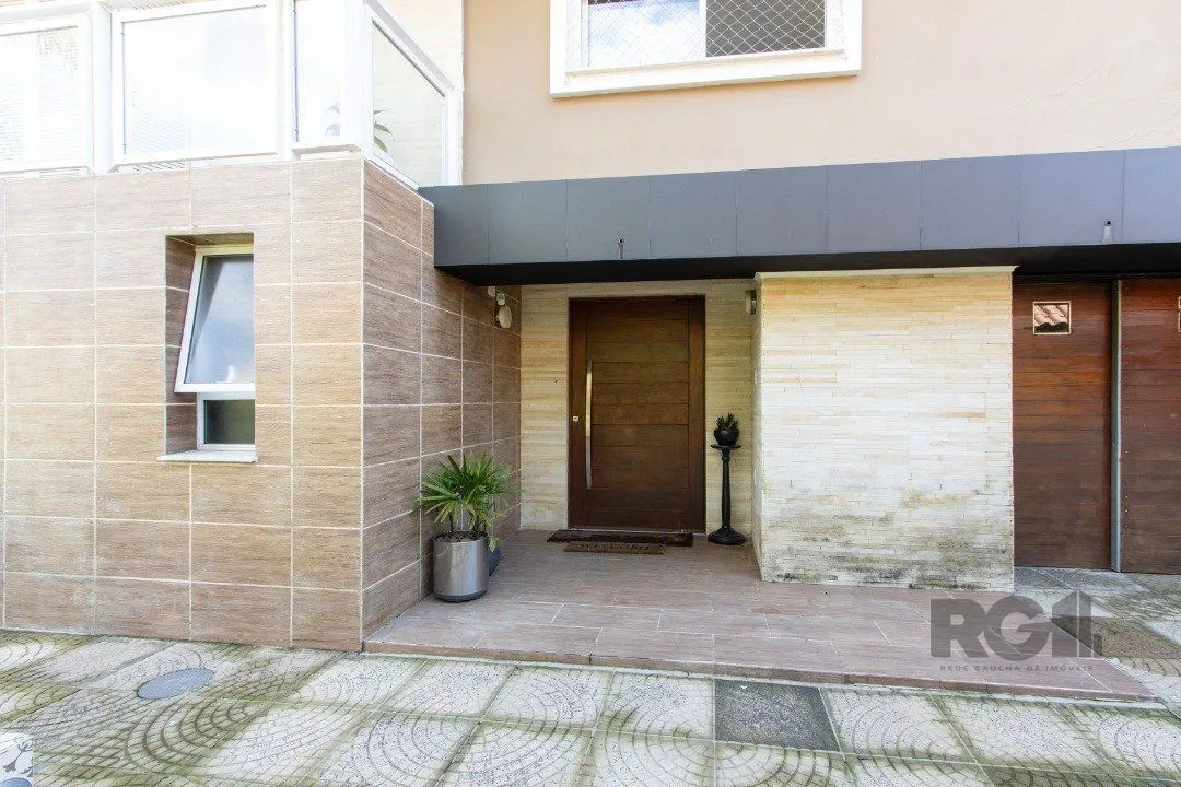 Imagem Casa a venda no bairro Guarujá com 4 dormitórios, piscina e salão de festas