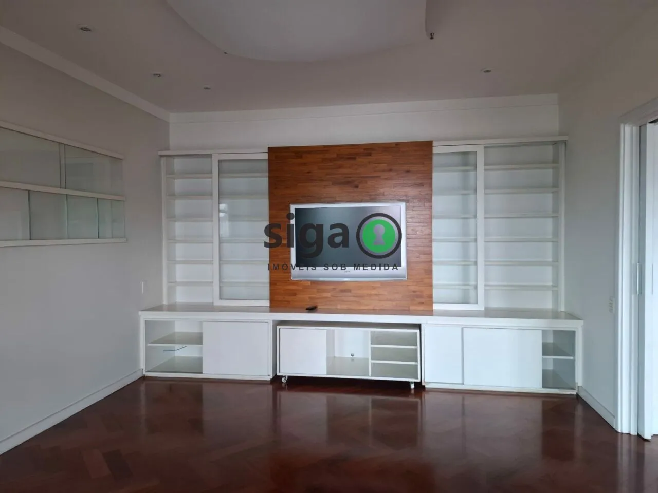 Imagem Apartamento disponível para locação - 400m²- 4 suítes - 5 vagas - Depósito privativo