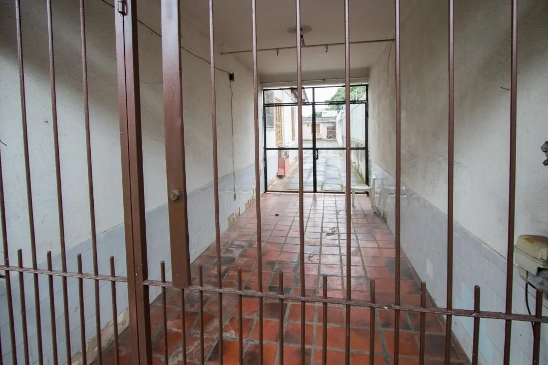 Imagem Casa para Venda - 200m², 3 dormitórios, 8 vagas - Cristal
