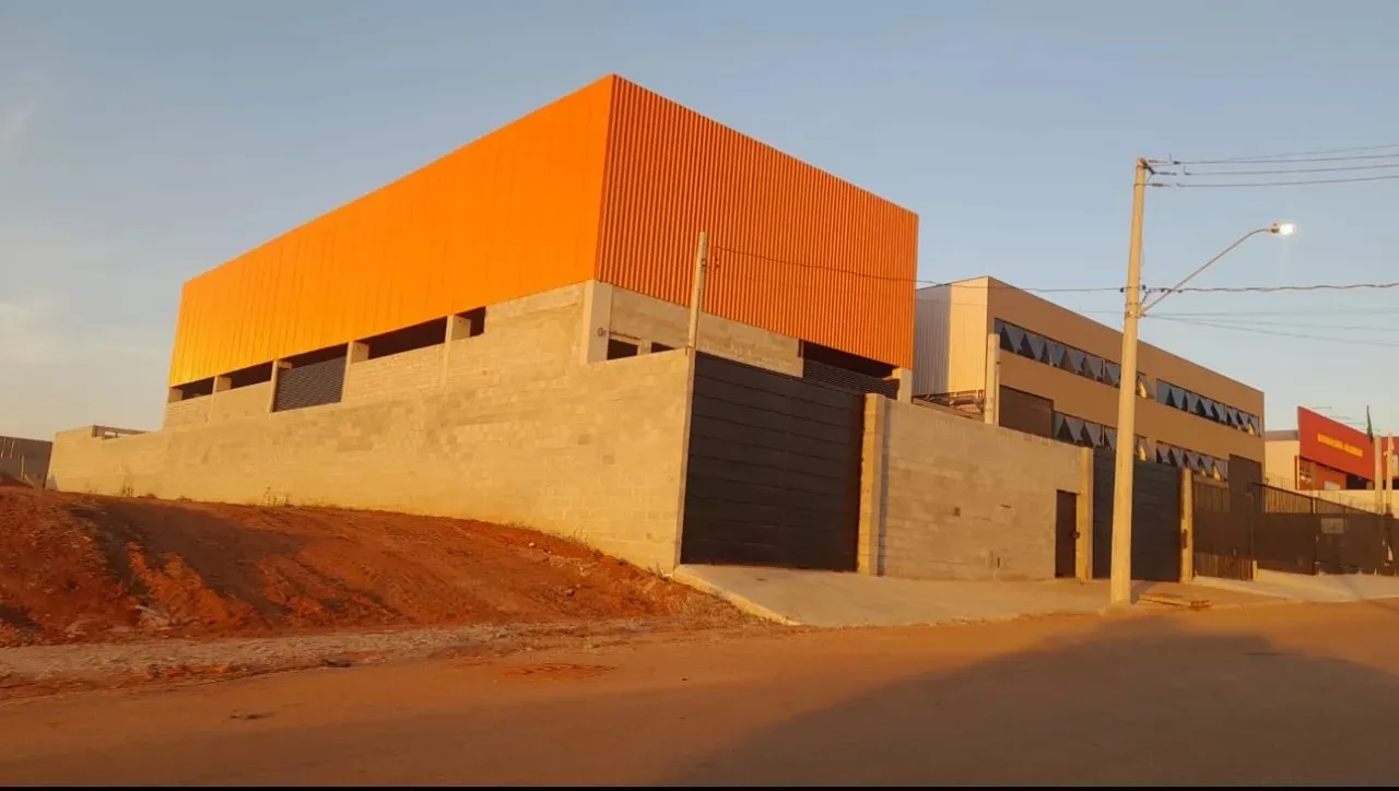 Imagem Galpão industrial, 700 m2 premoldado, com capacidade para ponte rolante de até 20ton.