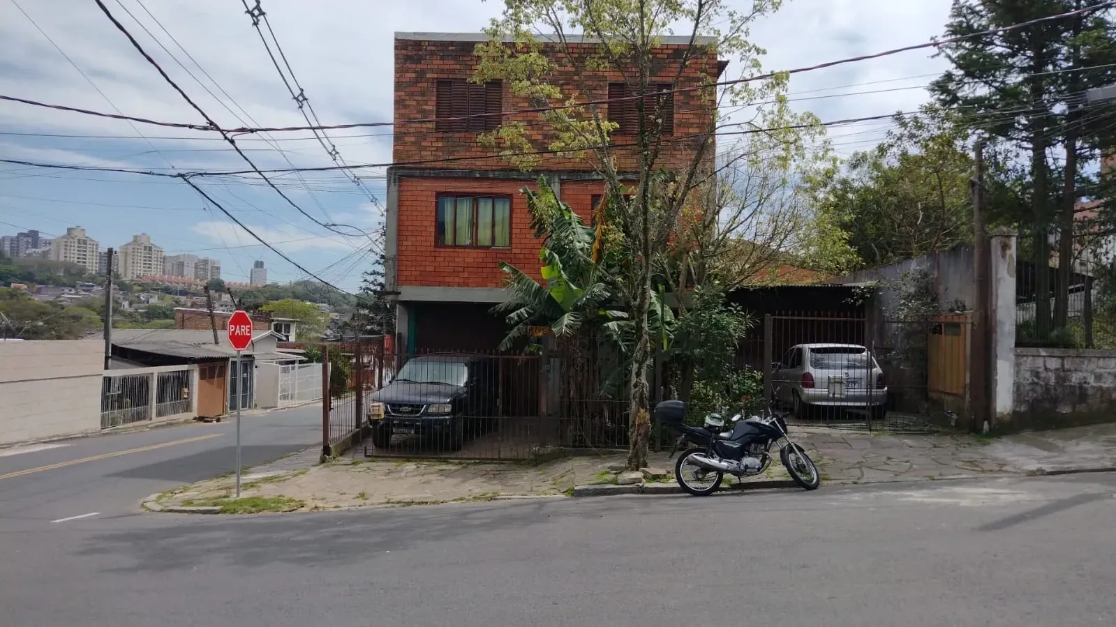 Foto do imóvel Casa com 3 Quartos à Venda, 200 m² em Rua Pedro A. A. de Freitas Filho, 10 - Jardim Sabará, Porto Alegre - RS