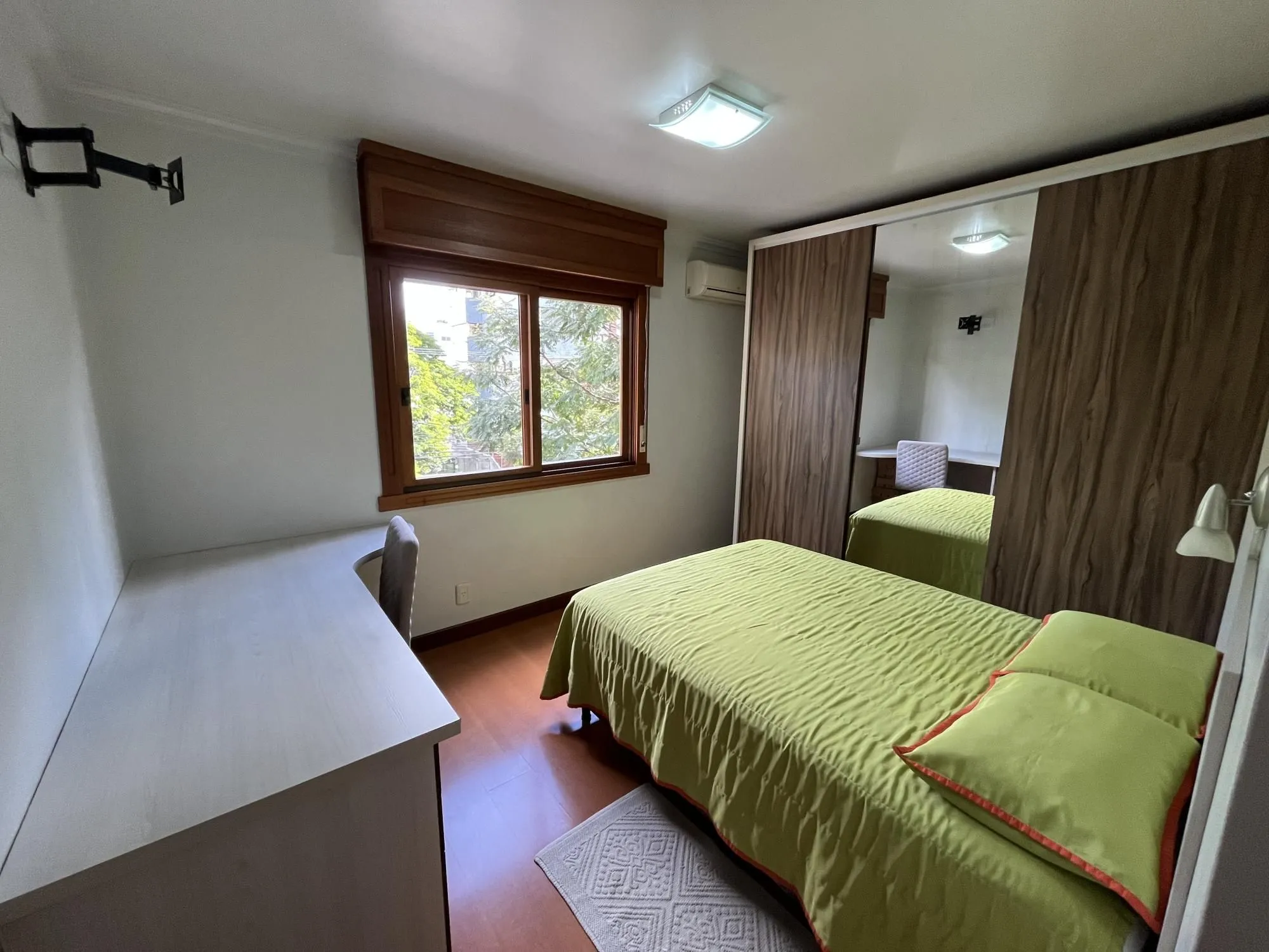 Imagem Apartamento de 3 quartos, suíte e 2 vagas de garagem no bairro Santana em POA