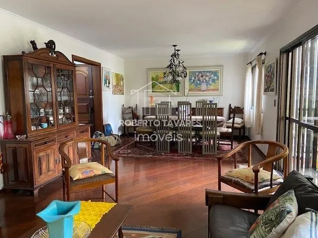 Imagem Amplo apartamento 165M² à venda com 4 dormitórios, sendo 2 suítes, living para 3 ambientes, cozinha com armários embutidos e área de serviço com quarto e banheiro. Conta com 2 vagas de garagem.