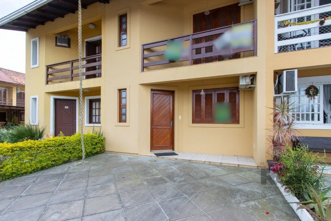 Imagem Casa em Condomínio na Zona Sul, no bairro Hípica, com 2 dormitórios, living para dois ambientes, cozinha mobiliada, lavabo